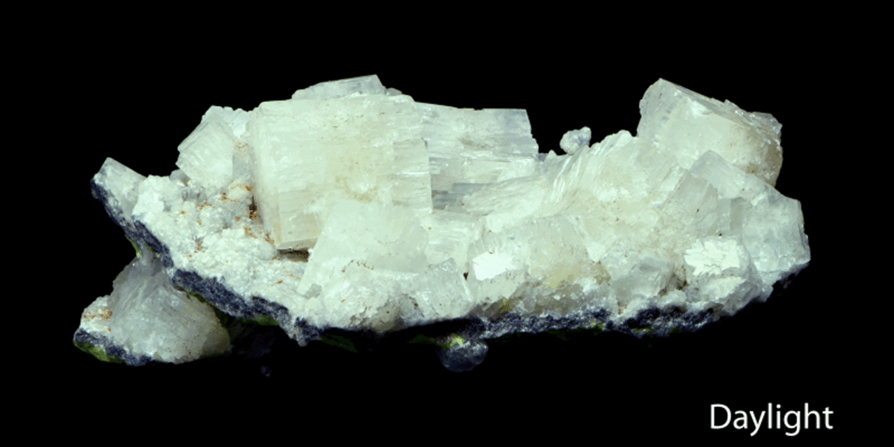 Aragonite is fluorescent