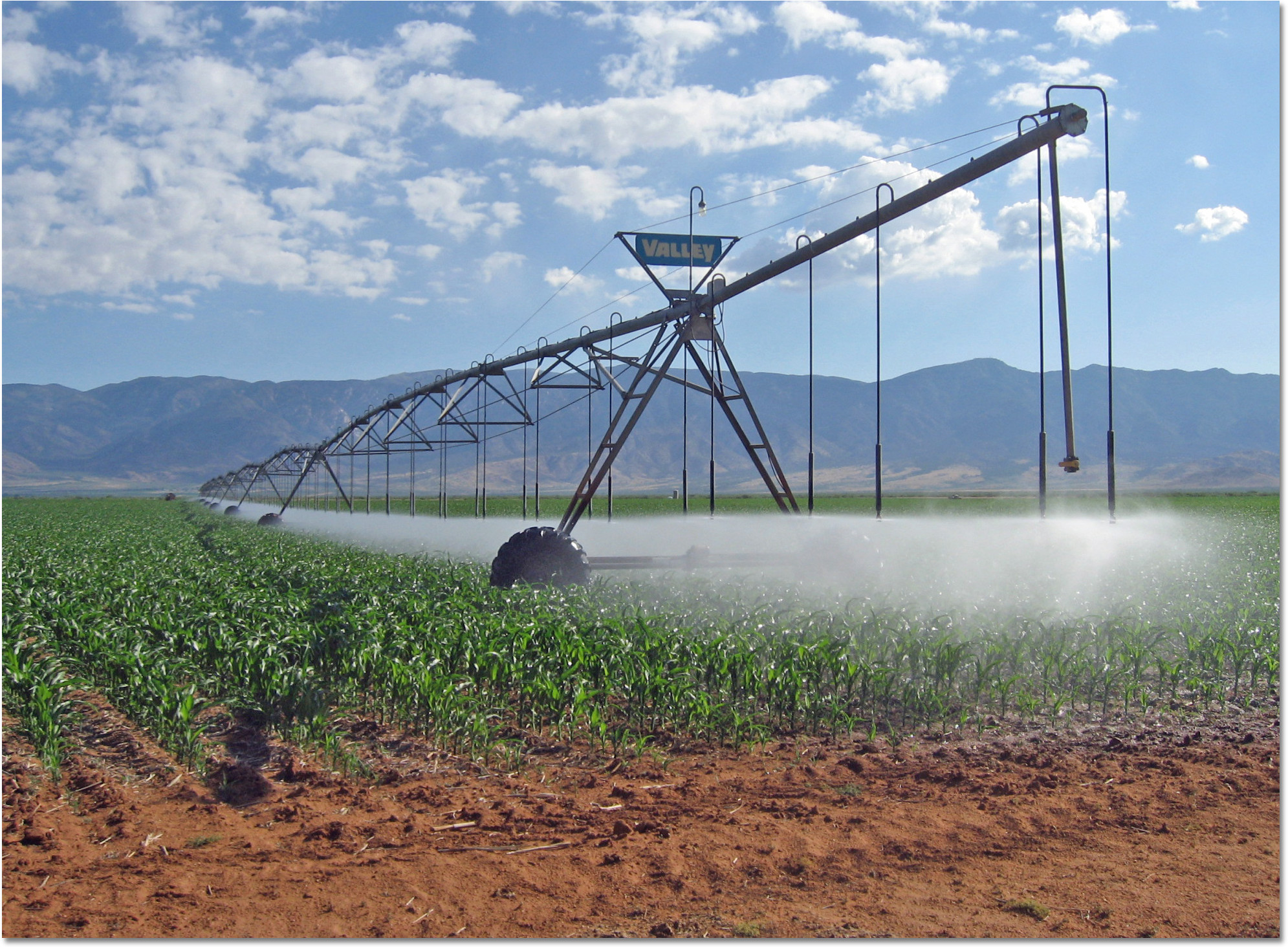 Large-scale center-pivot spray irrigation system