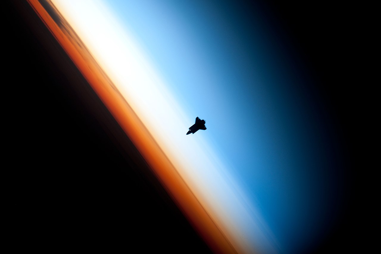 Space shuttle Endeavour between the stratosphere and the mesosphere